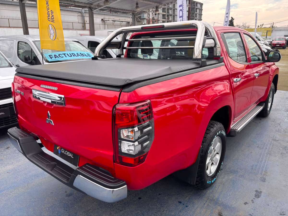 2023 Mitsubishi L200 Blanco - Miniatura 8