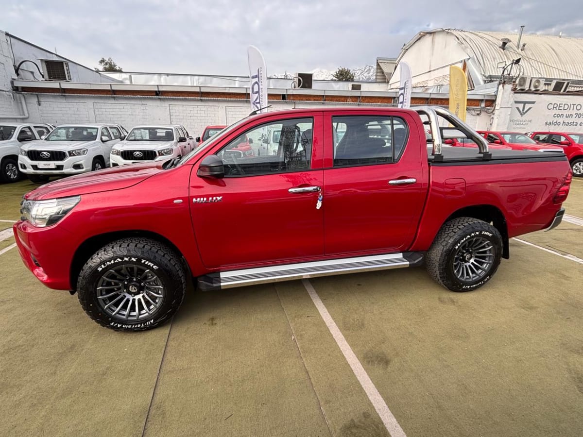 2024 Toyota Hilux Rojo - Miniatura 5