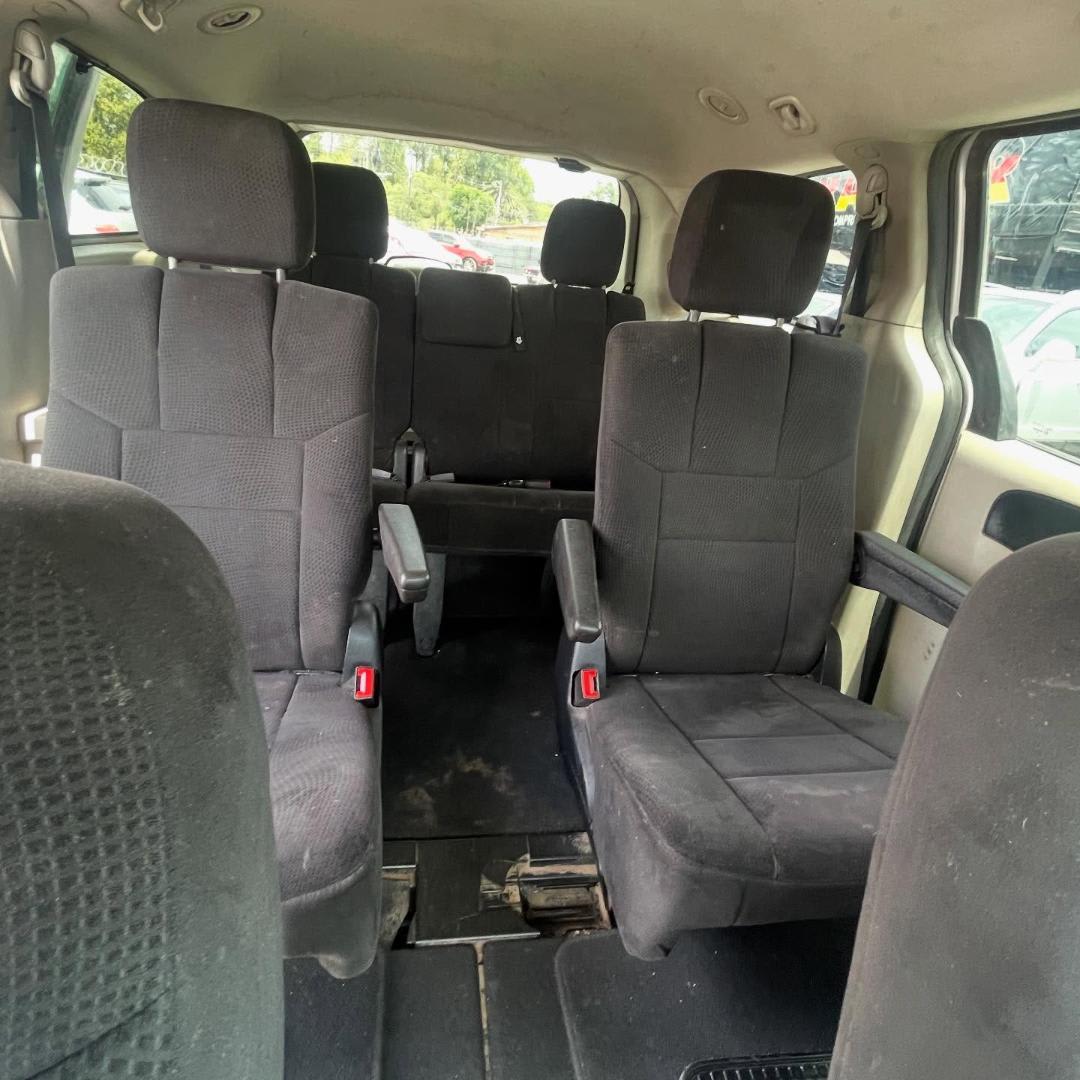 2012 Chrysler TOWN & COUNTRY Limited Gris - Miniatura 6