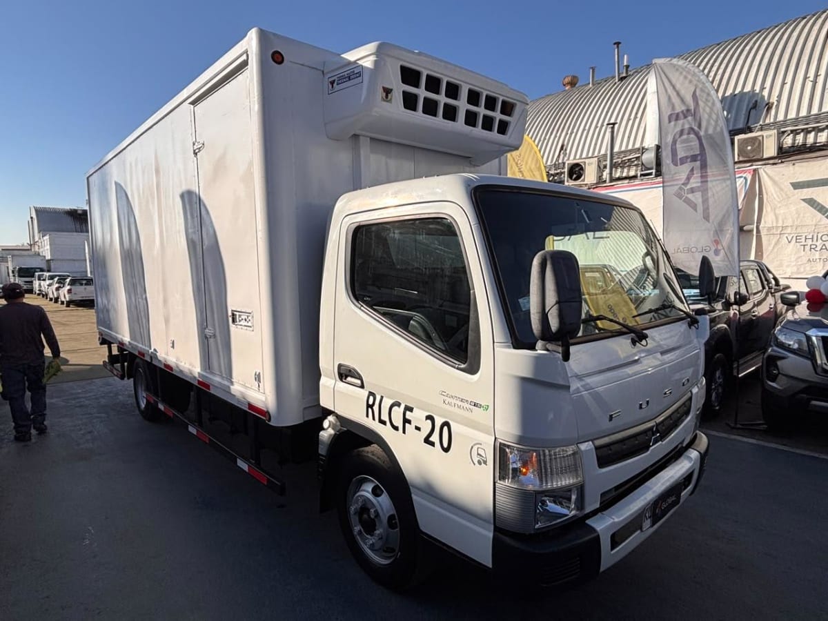 2022 Mitsubishi Canter blanco - Miniatura 3