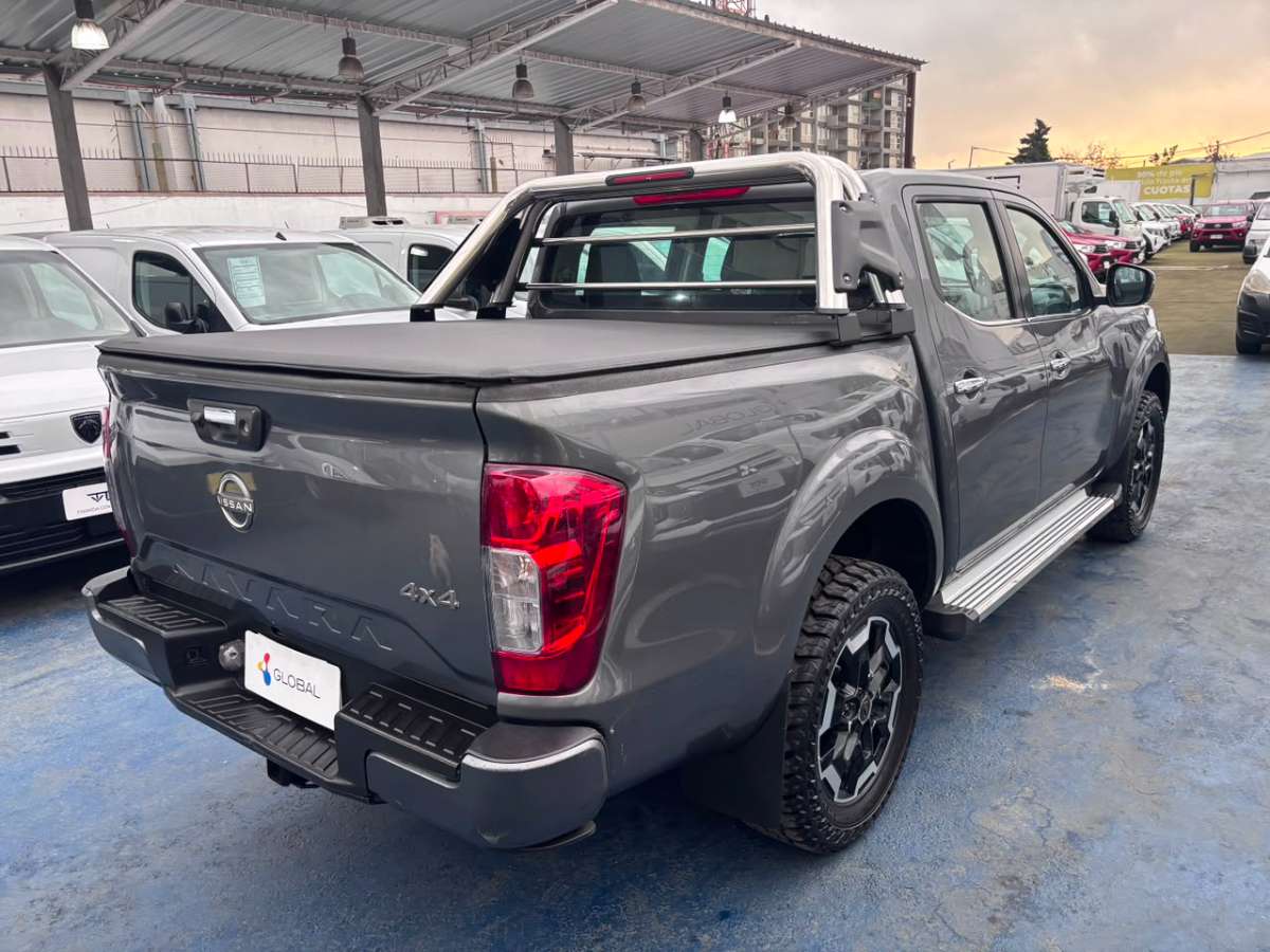 2023 Nissan NAVARA D CAB MT 4X4 2.3 D Gris - Miniatura 8