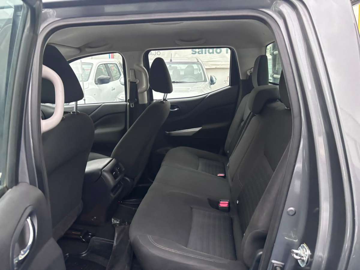 2023 Nissan NAVARA D CAB MT 4X4 2.3 D Gris - Miniatura 9