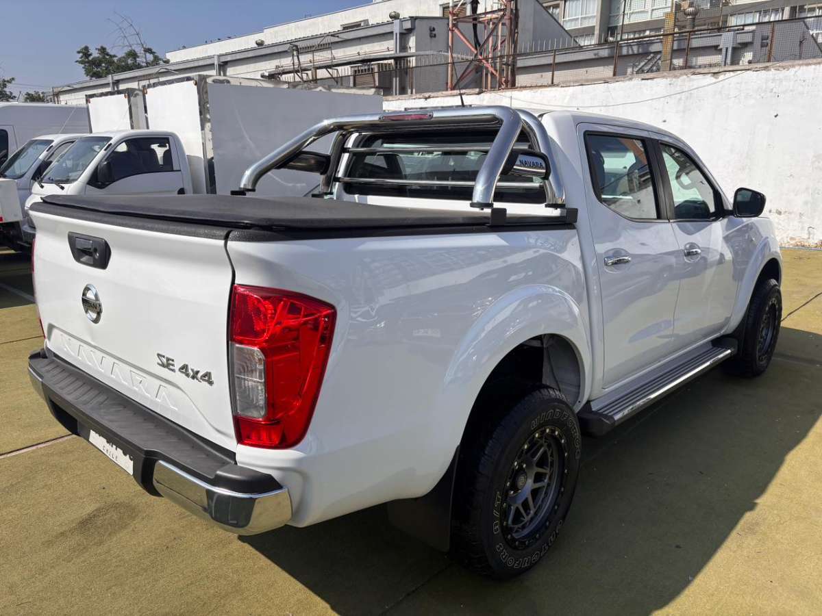 2022 Nissan NAVARA D CAB MT 4X4 2.3 D Blanco - Miniatura 8
