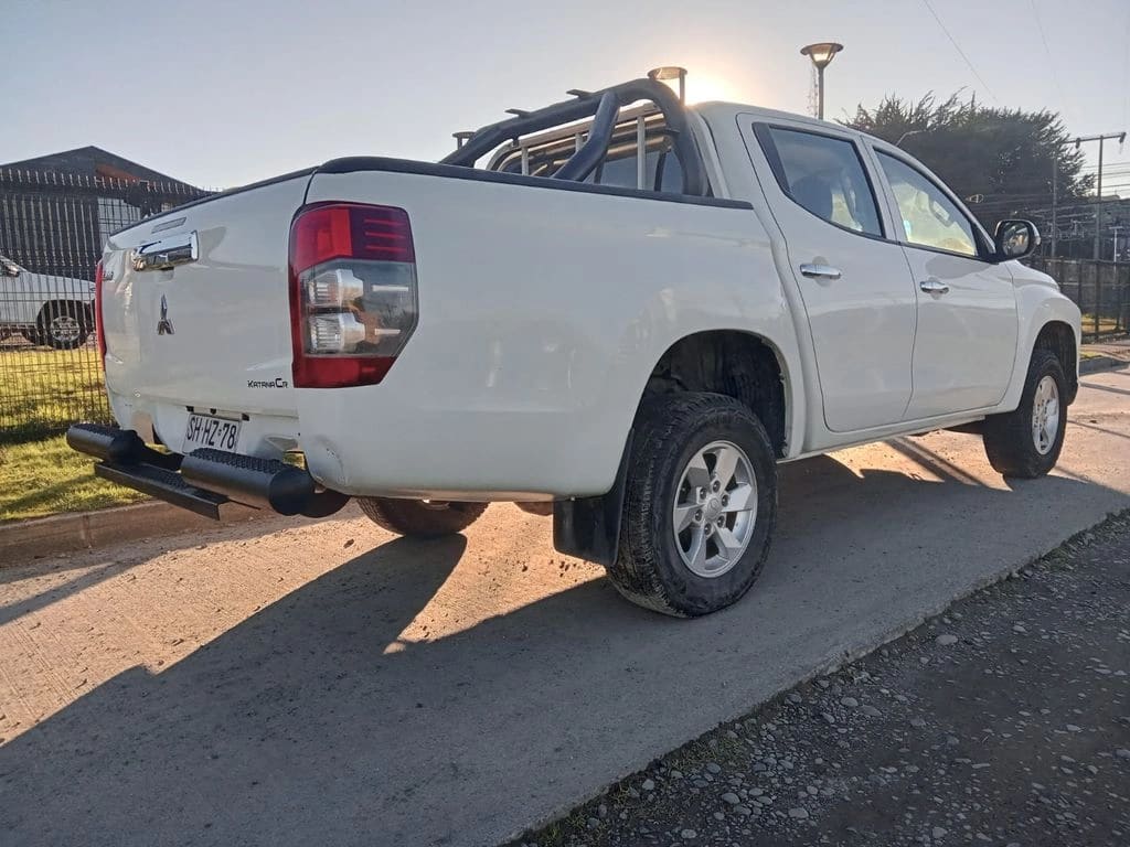 2022 Mitsubishi L200 CR - Miniatura 2