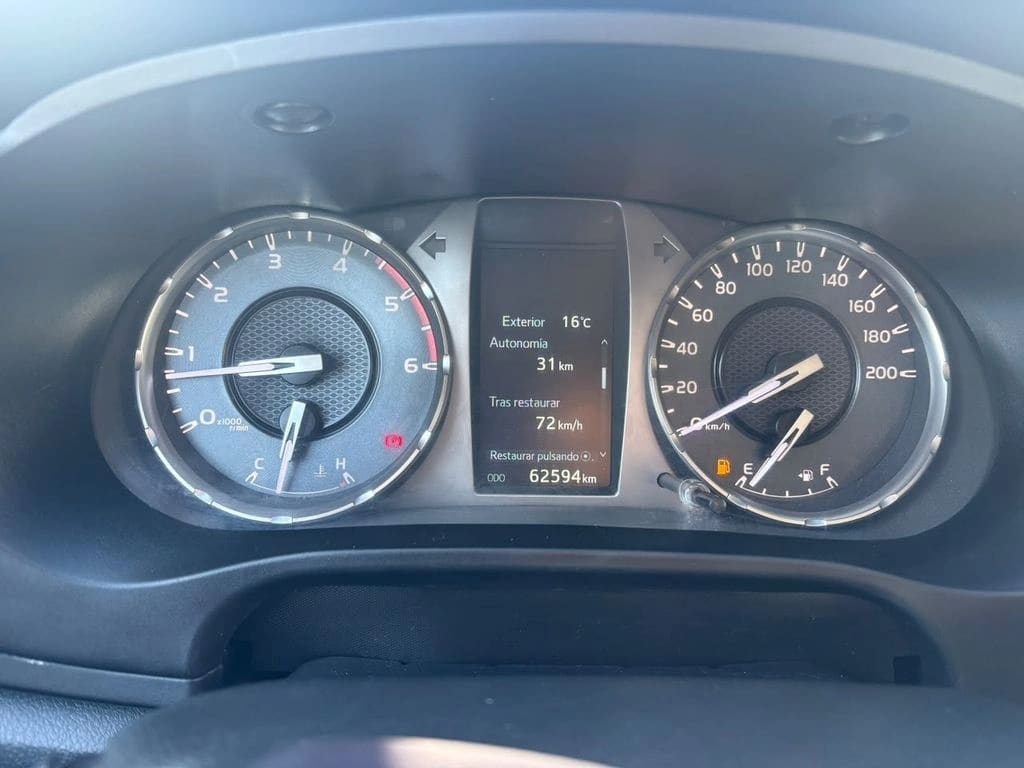 2022 Toyota Hilux 2.4 - Miniatura 3