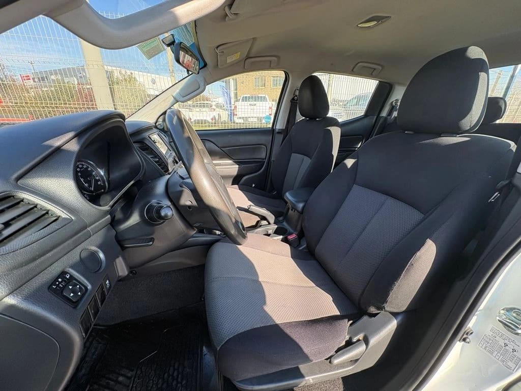 2022 Mitsubishi L200 KATANA - Miniatura 10