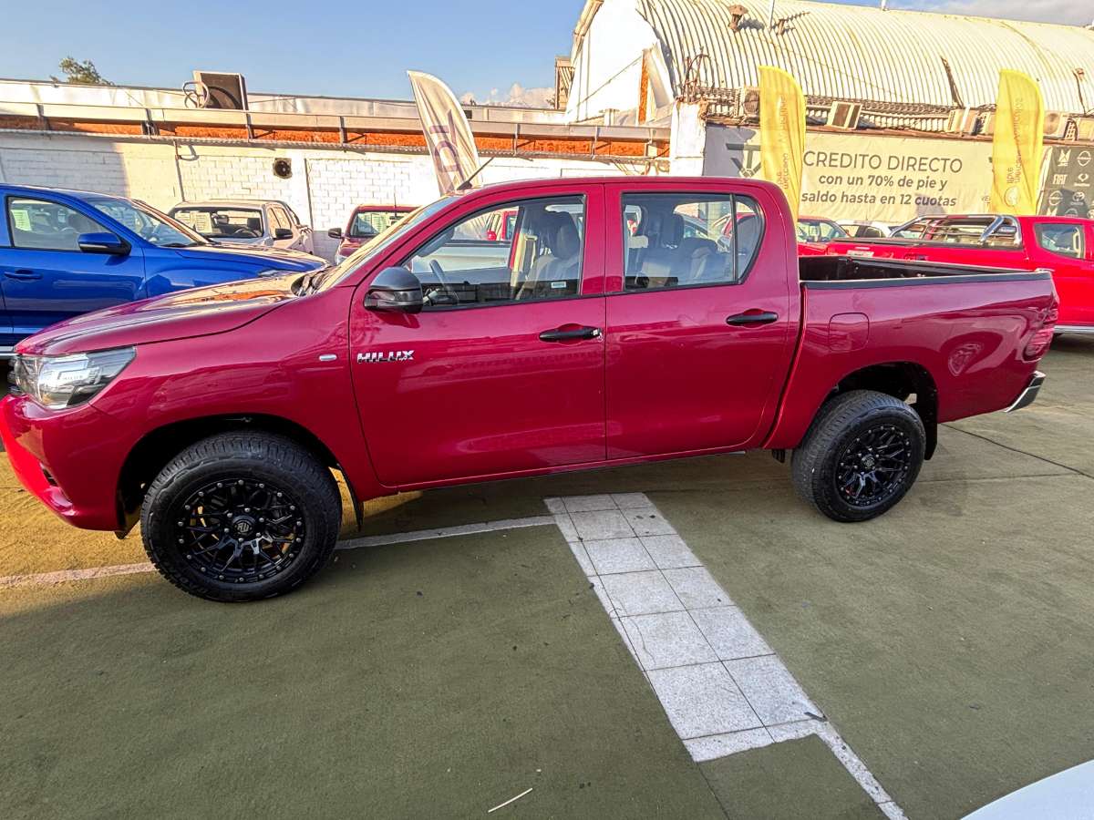2023 Toyota HILUX DOBLE CABINA 2.4 DOBLE ROJO BURDEO METALICO - Miniatura 5