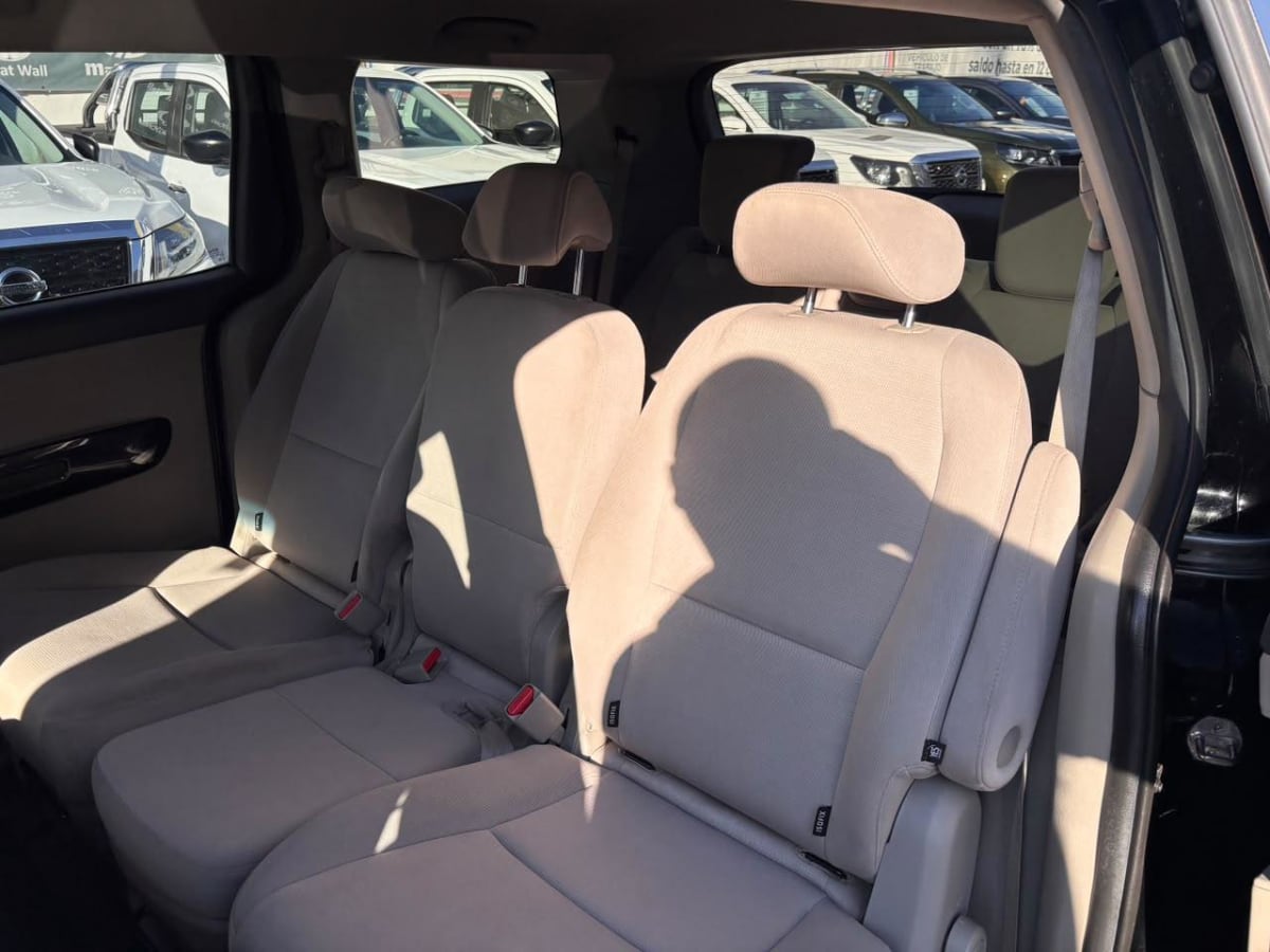 2015 Kia Grand Carnival Carnival negro - Miniatura 9