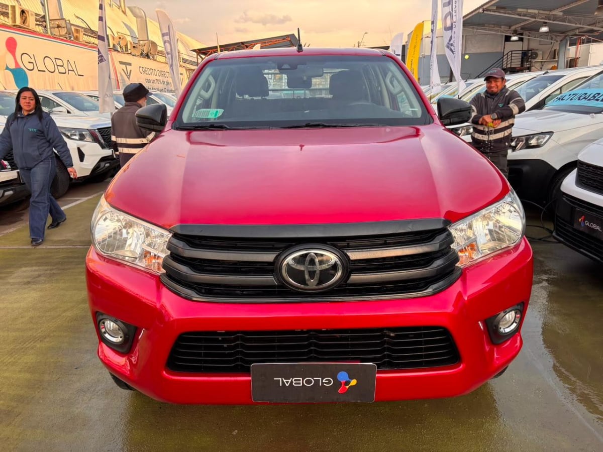 2023 Toyota Hilux Rojo - Miniatura 2