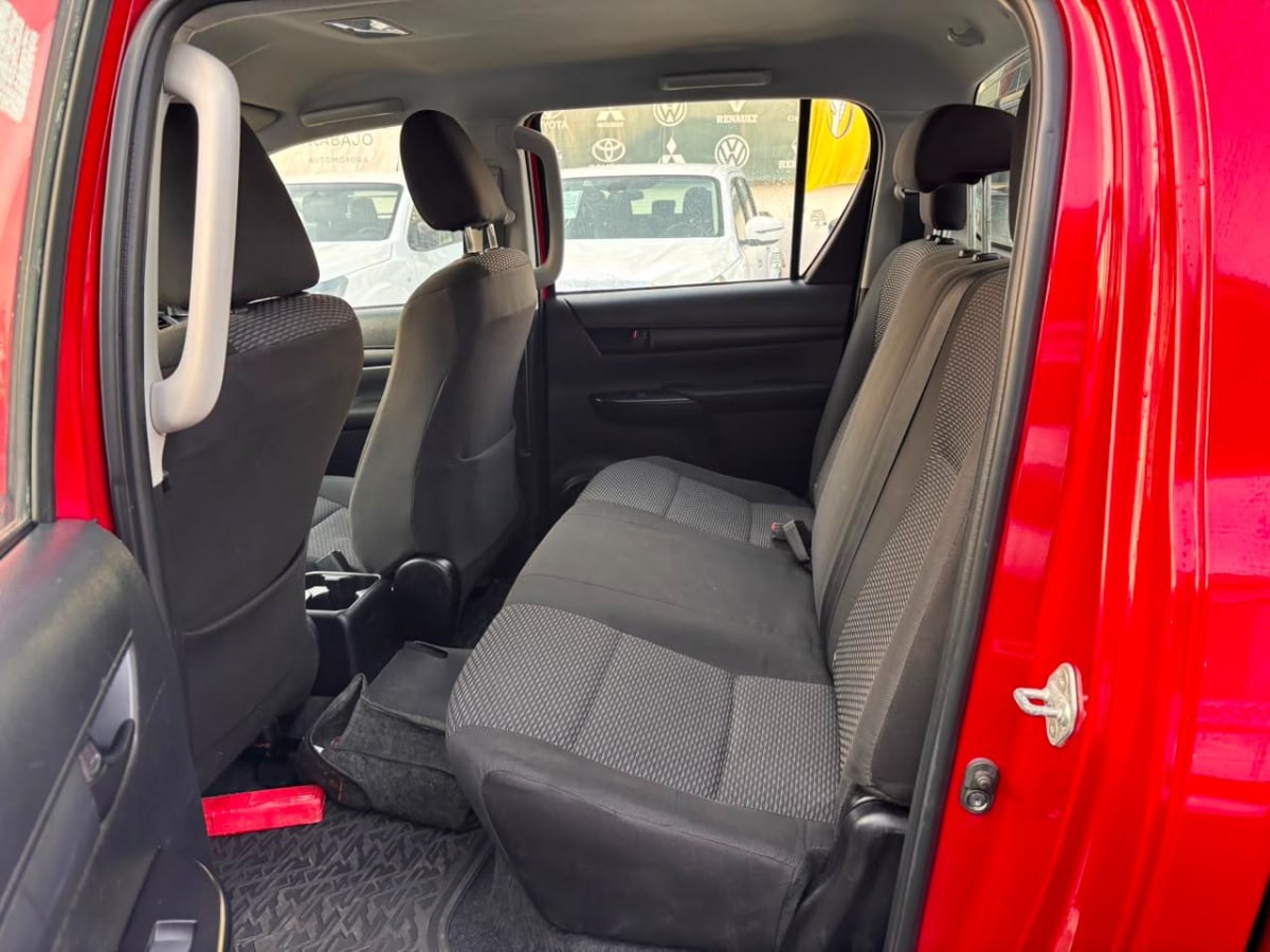 2023 Toyota Hilux Rojo - Miniatura 9