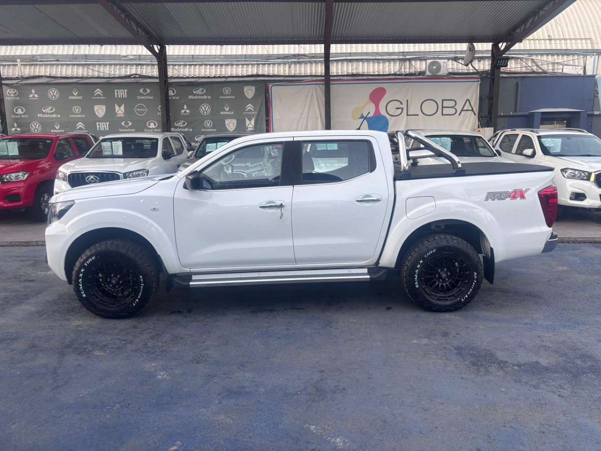 2023 Nissan NAVARA D CAB 2.3 D Blanco - Miniatura 2