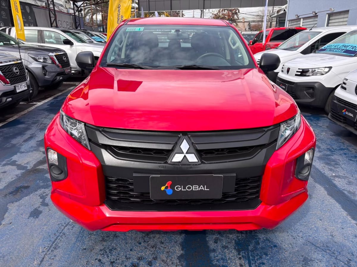 2023 Mitsubishi L200 Rojo - Miniatura 2