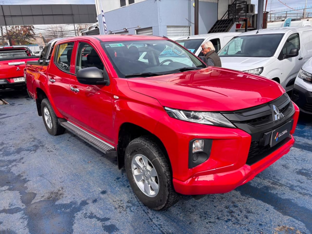 2023 Mitsubishi L200 Rojo - Miniatura 3
