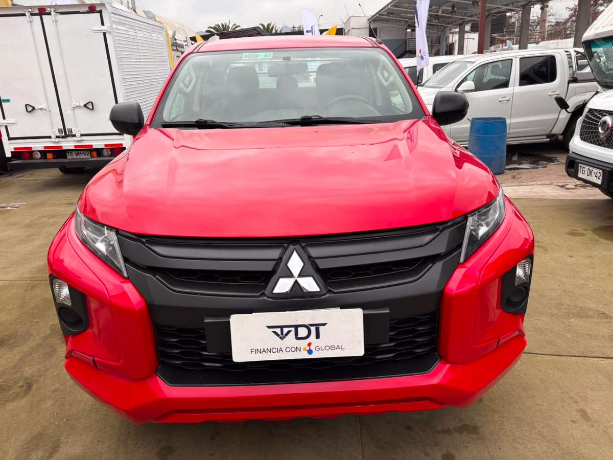 2023 Mitsubishi L200 Blanco - Miniatura 2