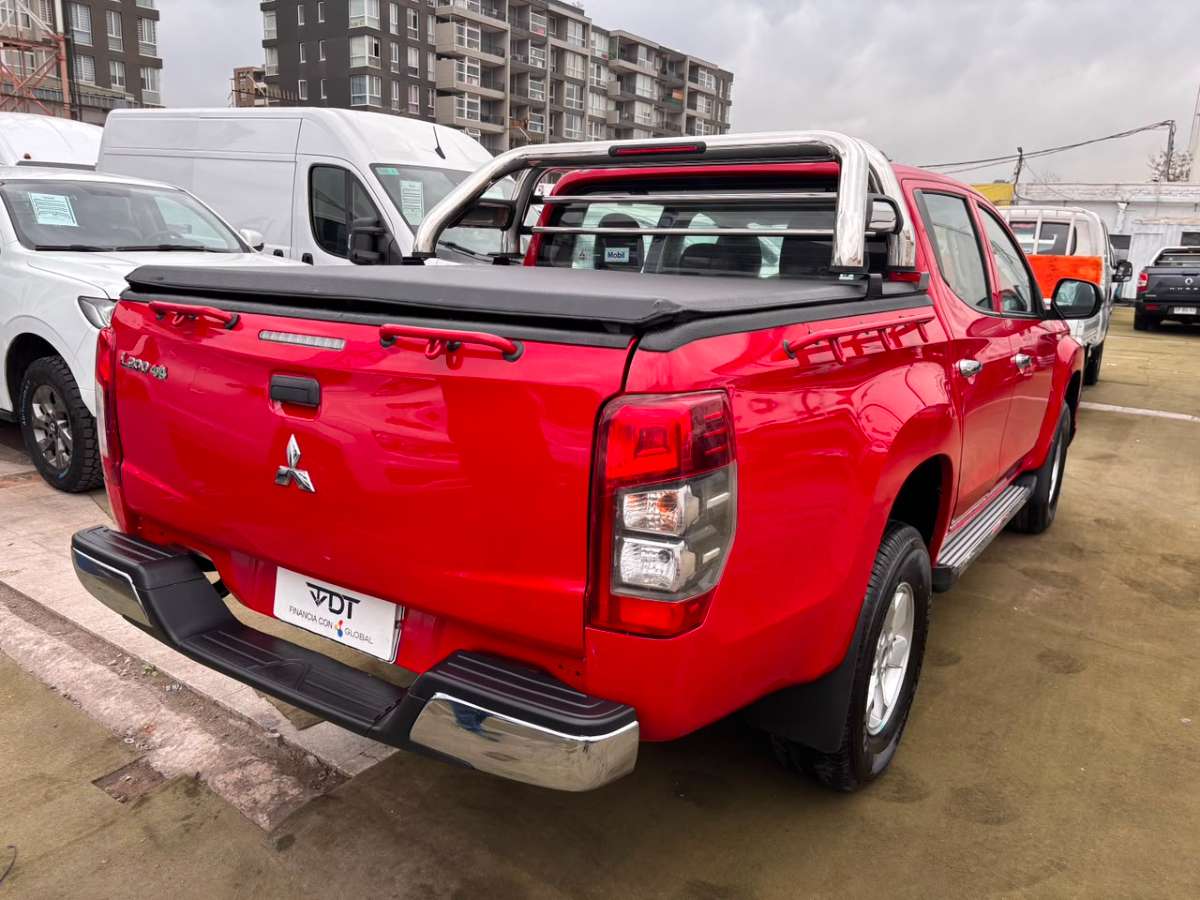 2023 Mitsubishi L200 Blanco - Miniatura 8
