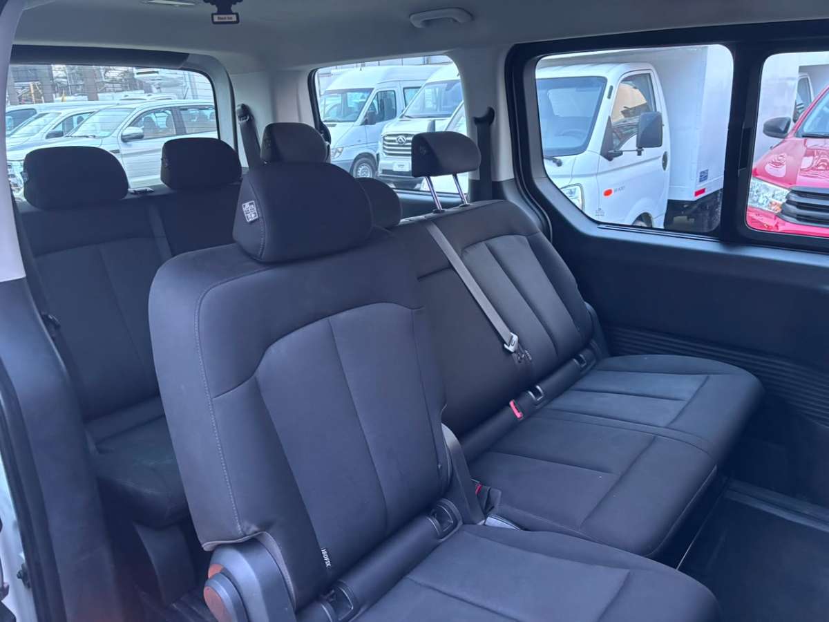 2023 Hyundai STARIA US4 CRDI 2.2 AUT US4 Blanco - Miniatura 9