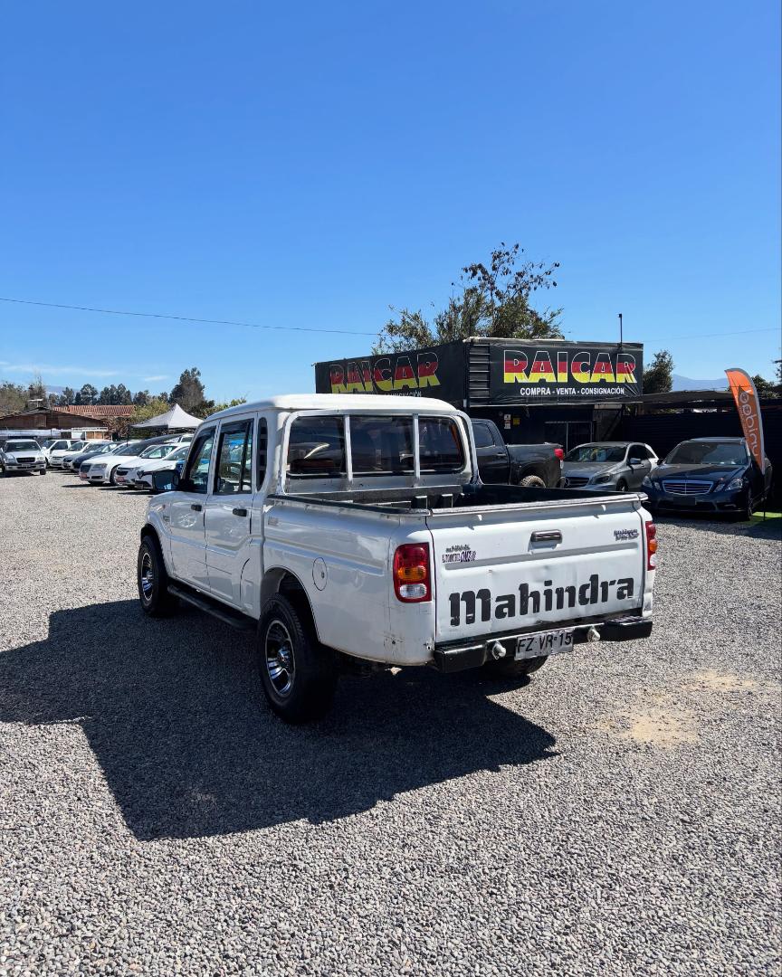 2013 Mahindra Pick Up Blanco - Miniatura 2
