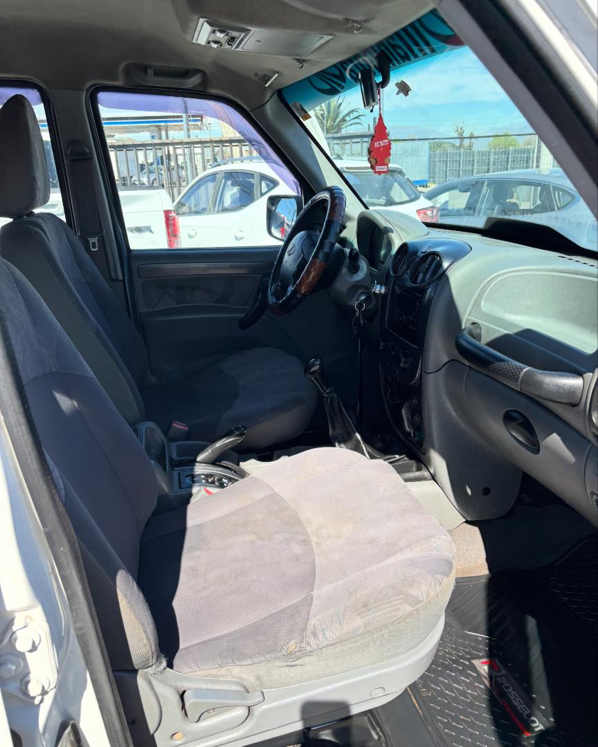 2013 Mahindra Pick Up Blanco - Miniatura 5