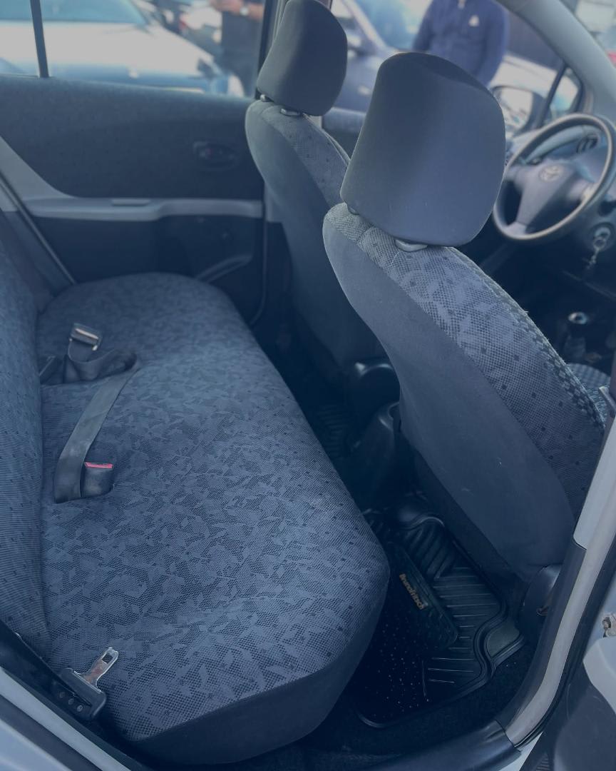 2011 Toyota YARIS Hatchback Plata - Miniatura 10