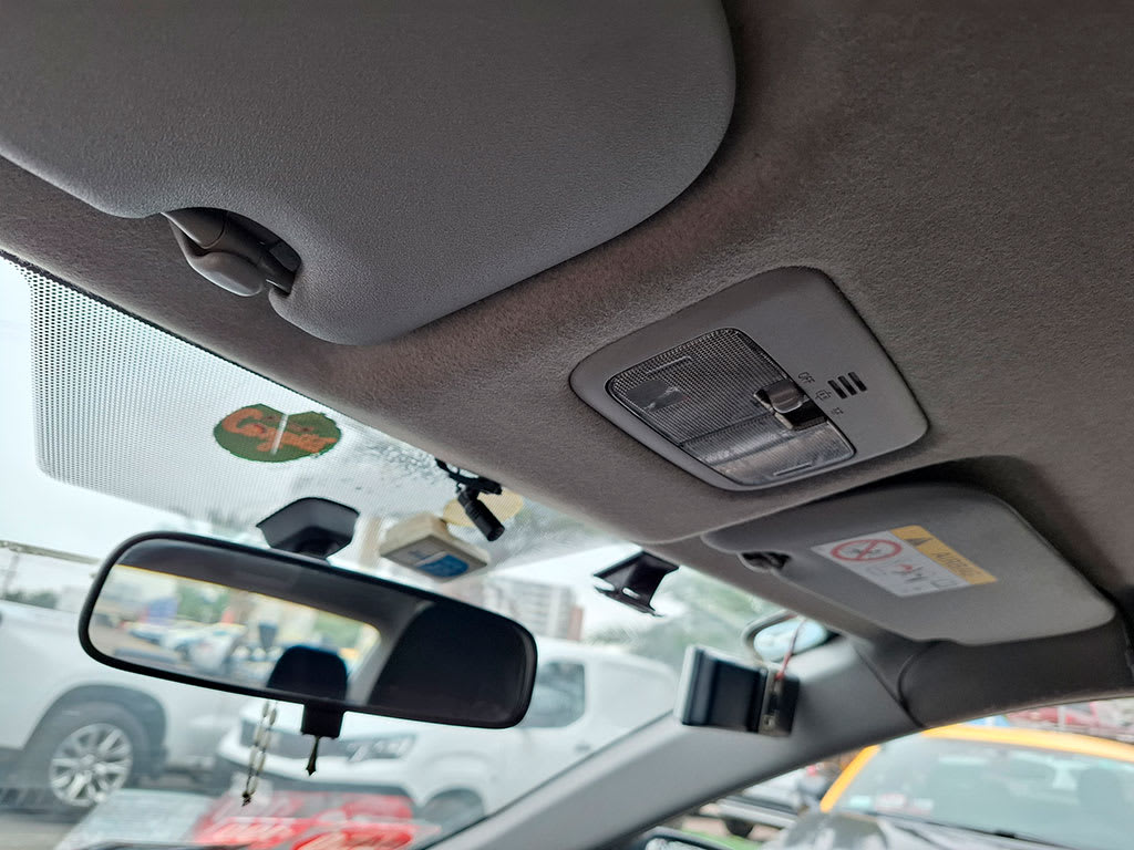 2018 Toyota YARIS GLI - Miniatura 3