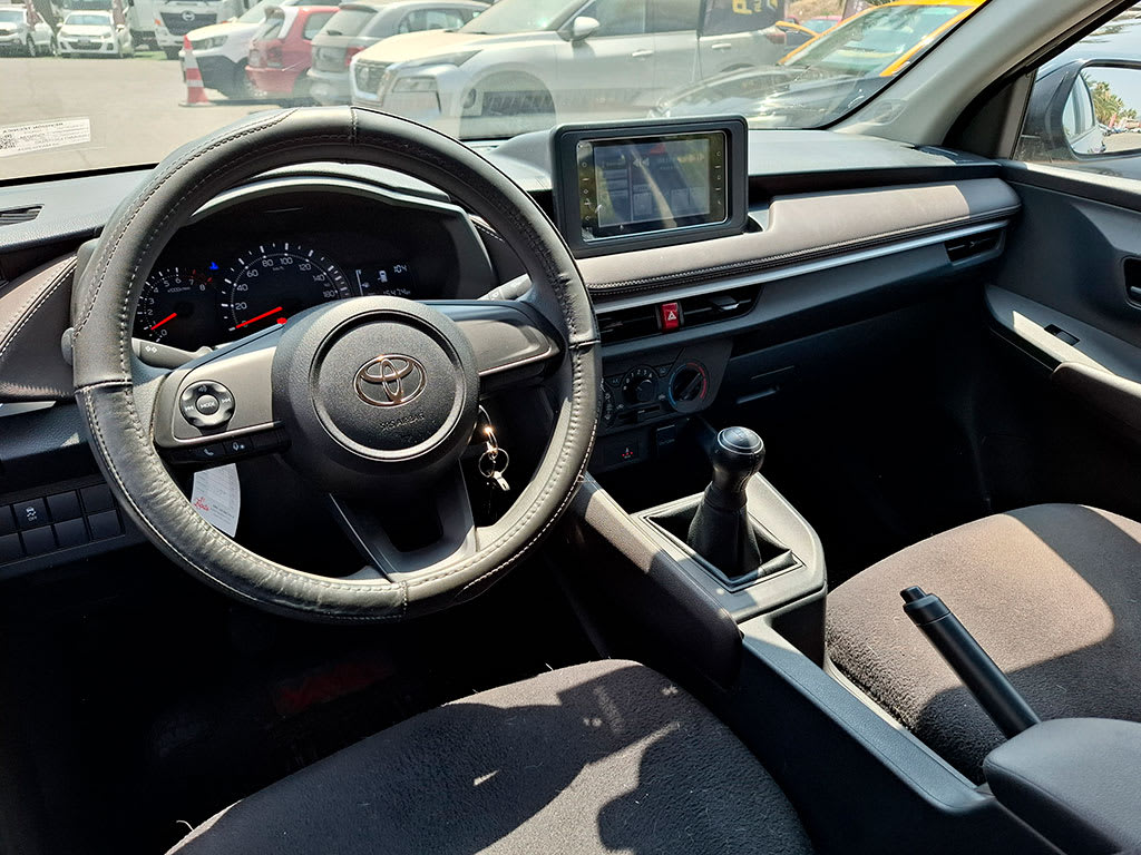2024 Toyota YARIS 1.5 - Miniatura 2