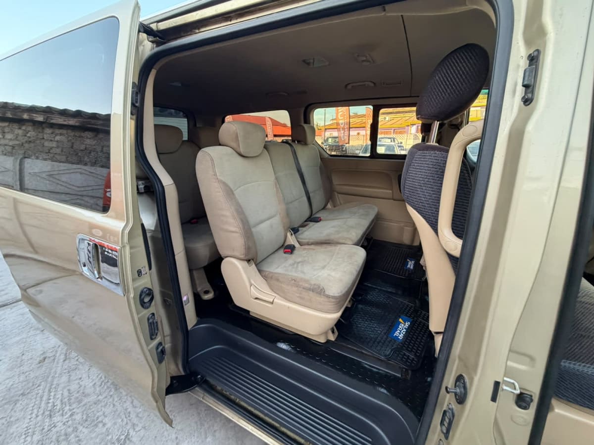 2013 Hyundai NEW H1 GLS 2,5 MT6 Beige - Miniatura 10