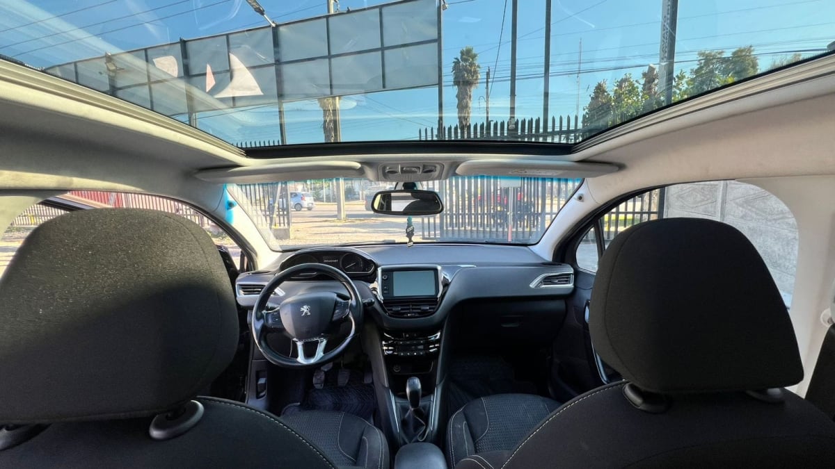 2017 Peugeot 208 ALLURE Negro - Miniatura 8