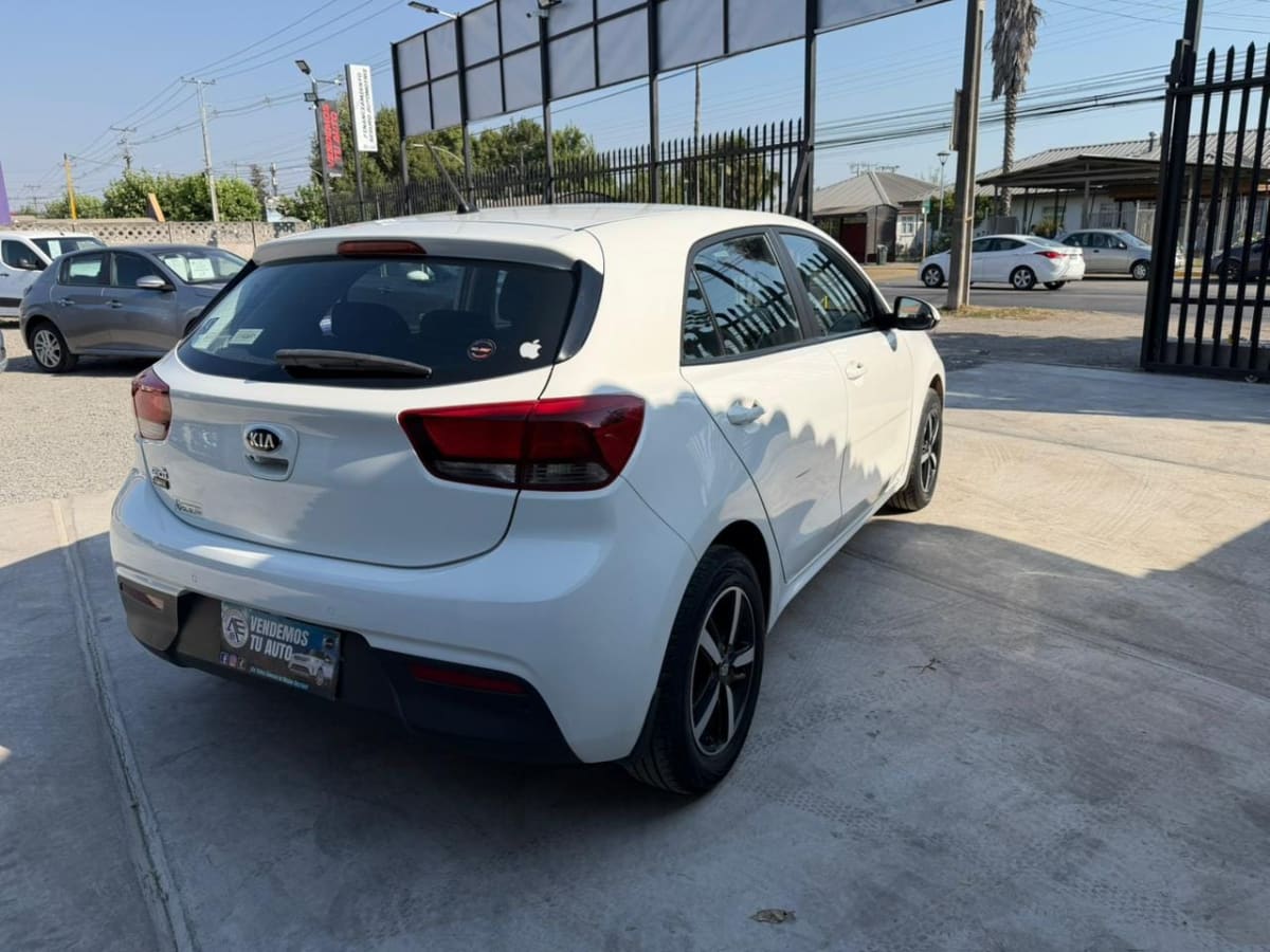 2021 KIA Rio 5 Hatchback 1.4 MT6 Blanco - Miniatura 7