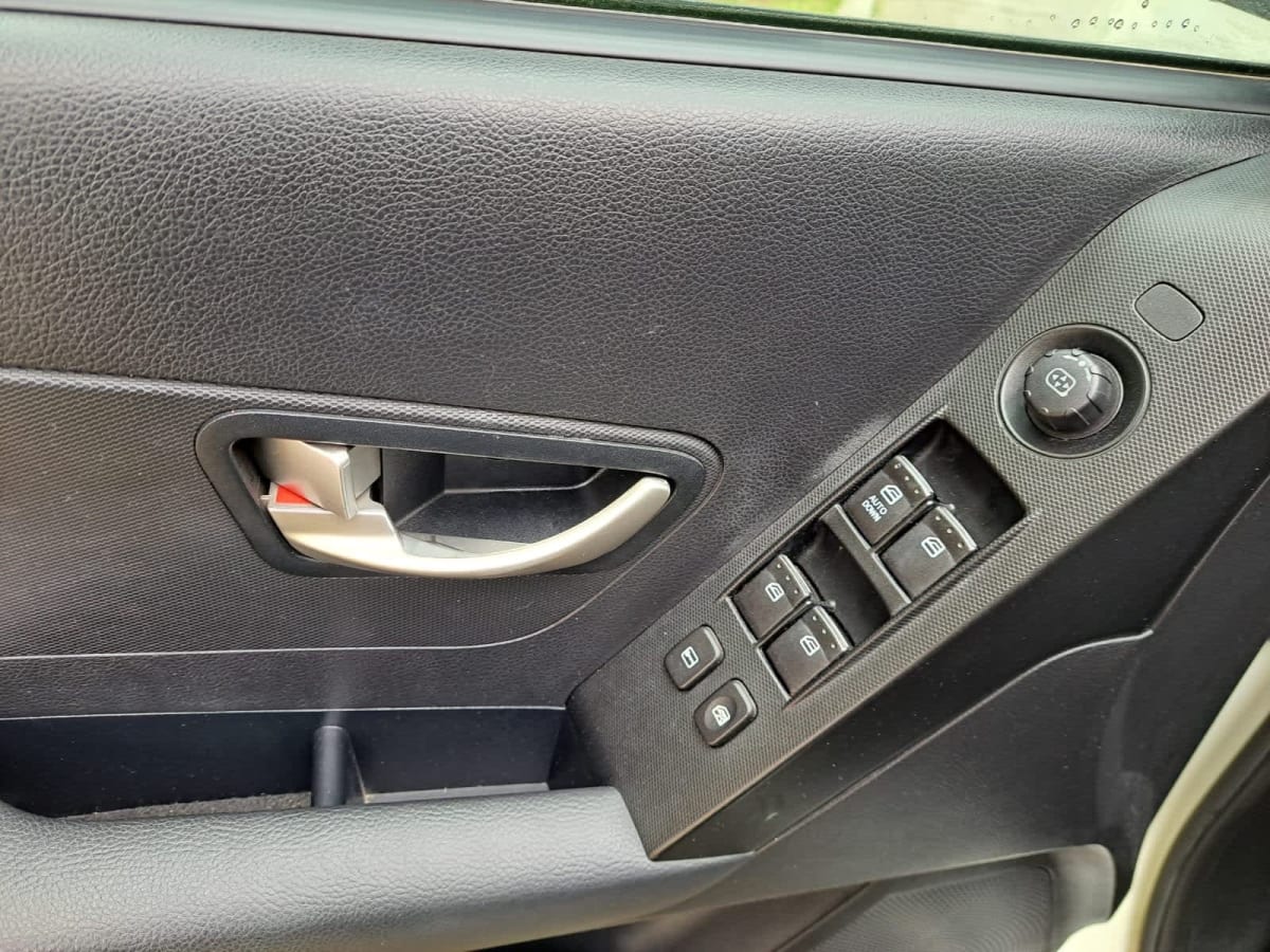 2013 SsangYong KORANDO - Miniatura 9