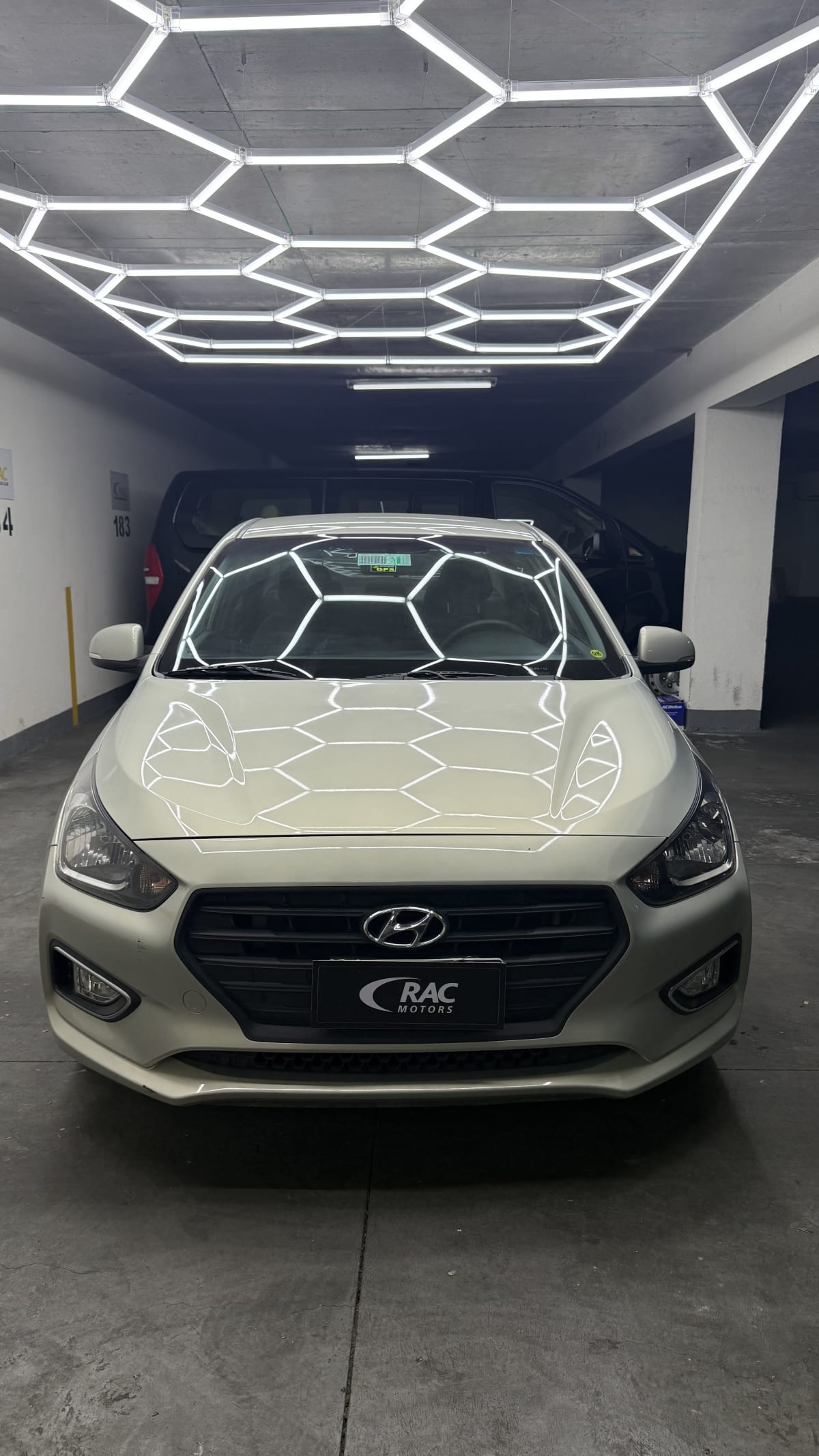 2022 Hyundai Verna Gris - Miniatura 2