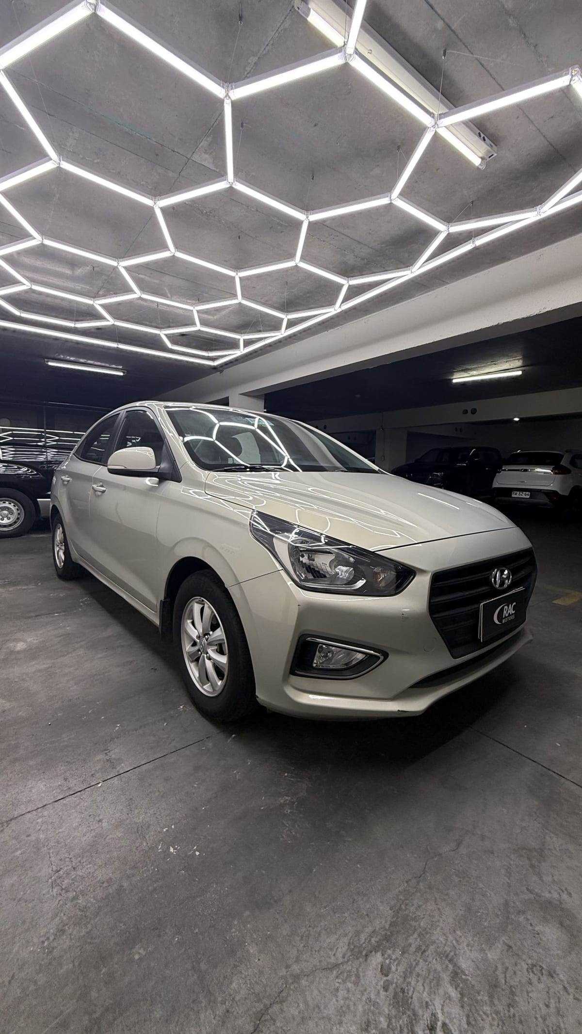 2022 Hyundai Verna Gris - Miniatura 3