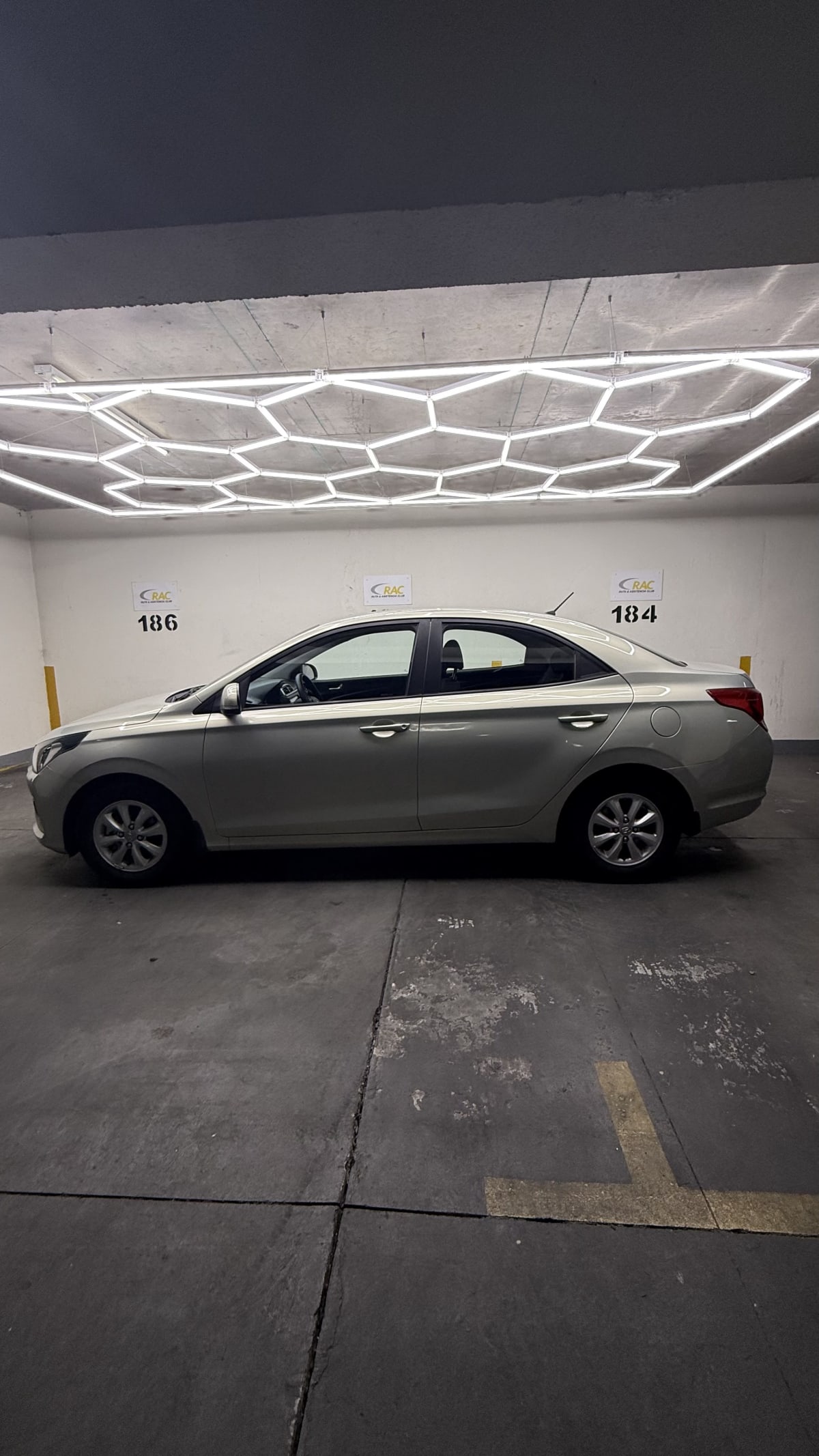 2022 Hyundai Verna Gris - Miniatura 4