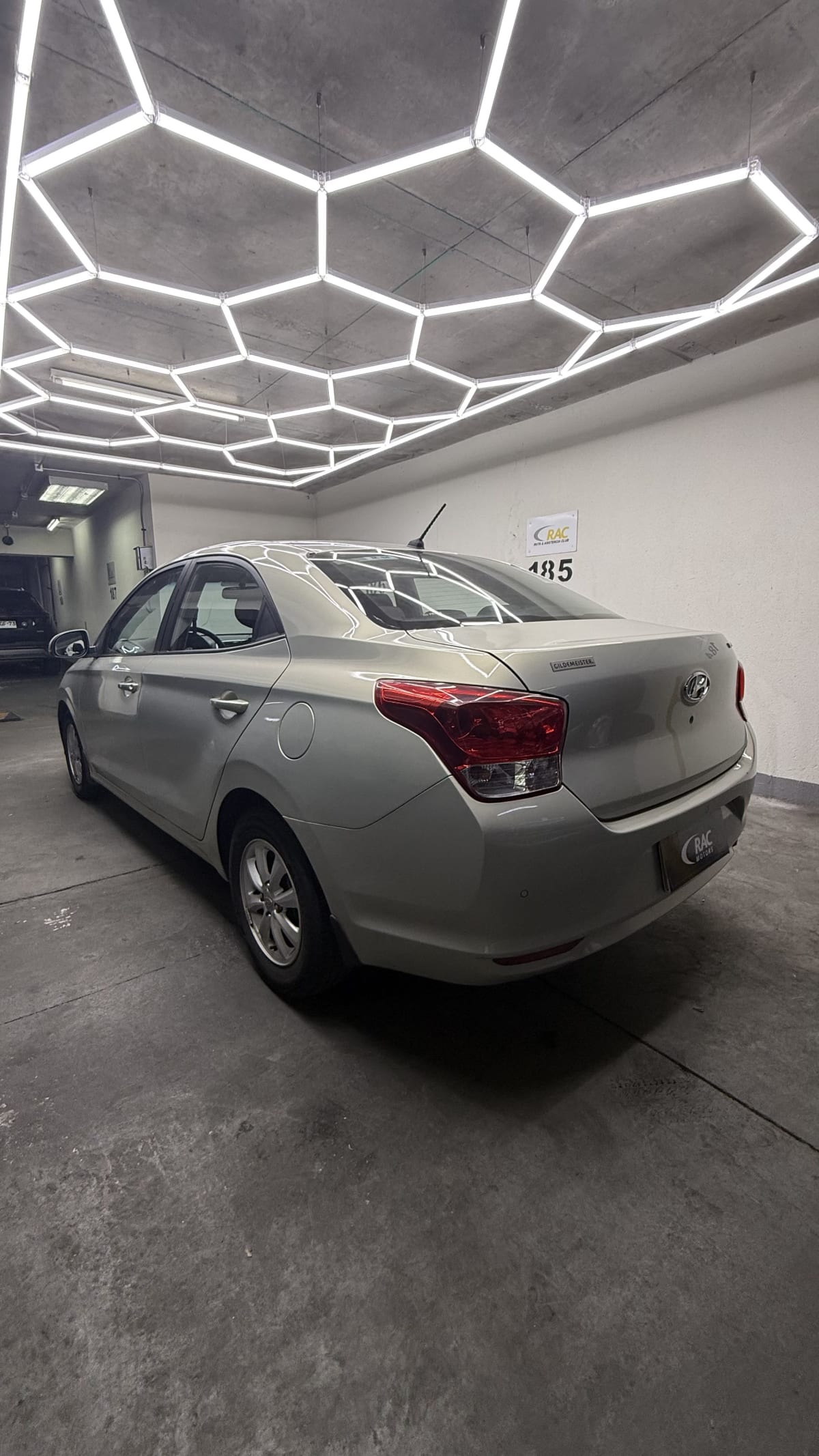 2022 Hyundai Verna Gris - Miniatura 8