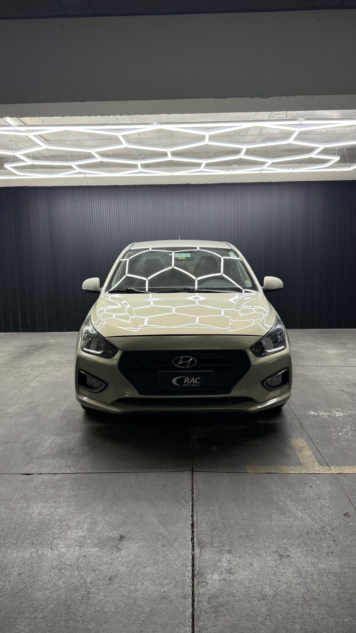 2022 Hyundai Verna Gris - Miniatura 2