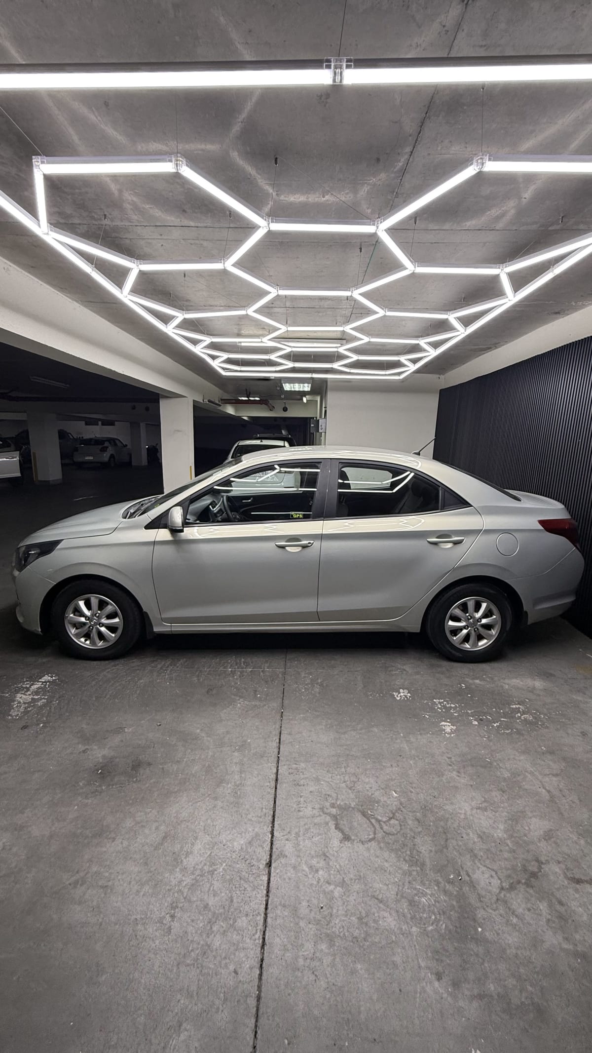 2022 Hyundai Verna Gris - Miniatura 5
