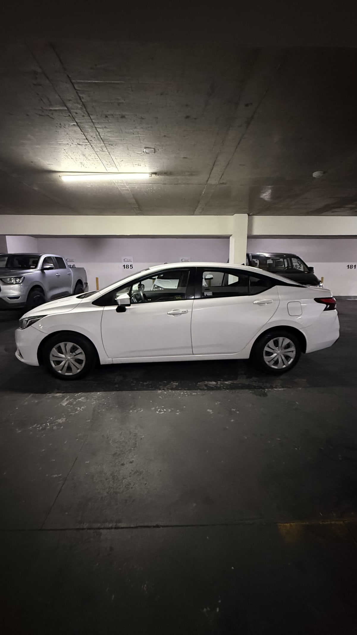 2021 Nissan Versa Gris - Miniatura 2