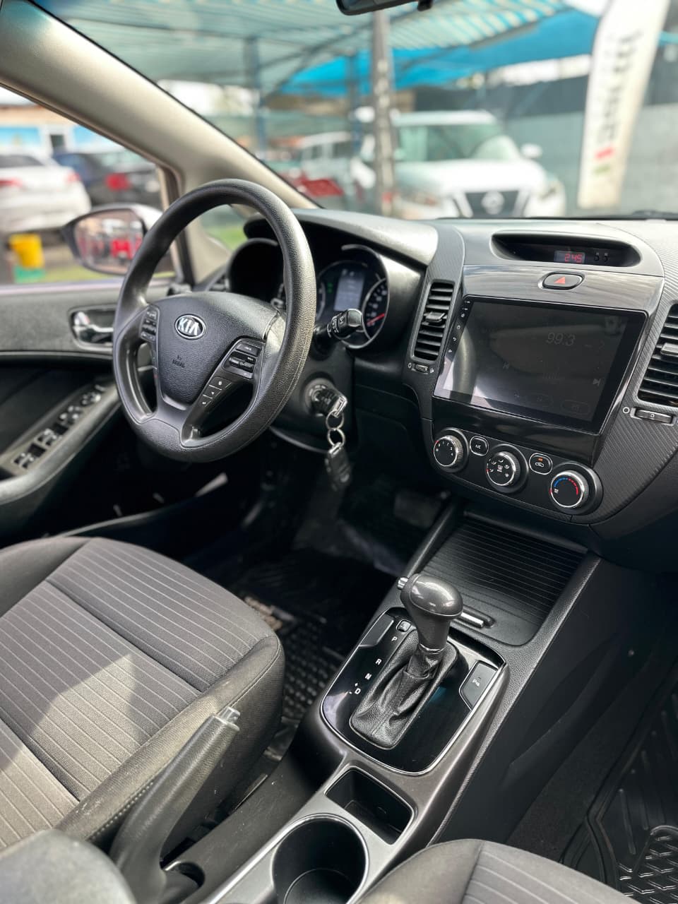 2017 Kia Cerato Gris - Miniatura 9