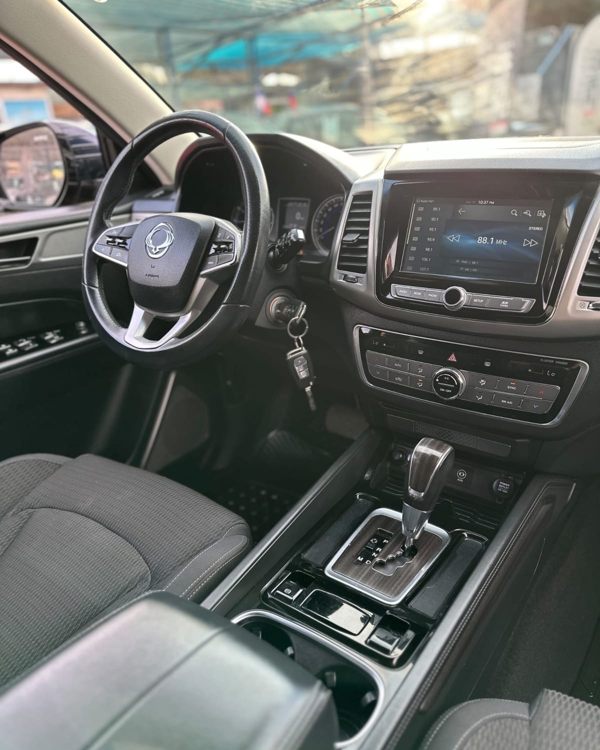 2018 SsangYong Rexton Negro - Miniatura 9