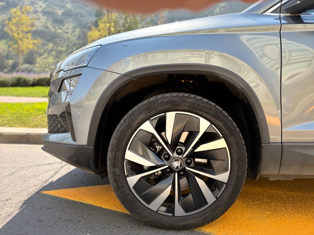 2026 SKODA Karoq Design Gris - Miniatura 5