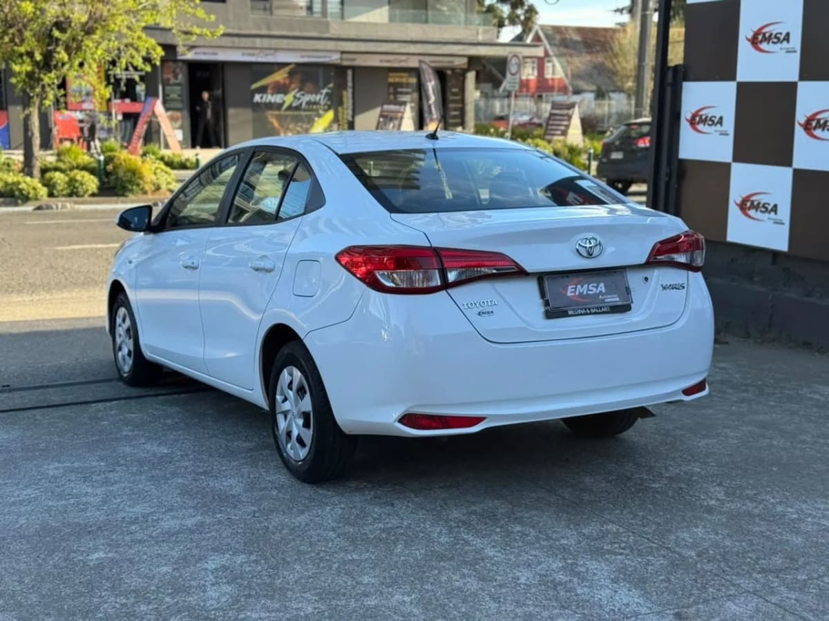 2018 Toyota Yaris Sedán Blanco - Miniatura 6