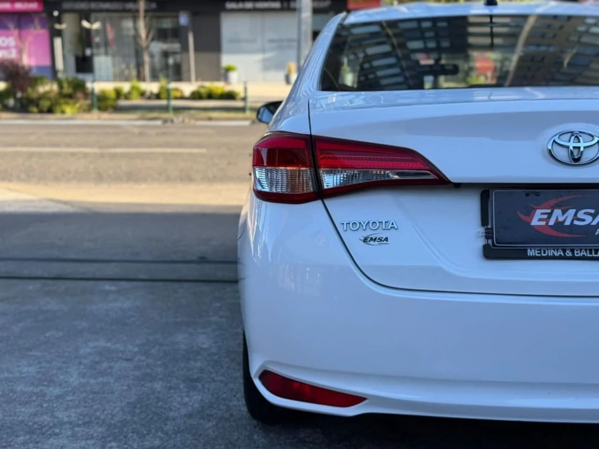 2018 Toyota Yaris Sedán Blanco - Miniatura 8