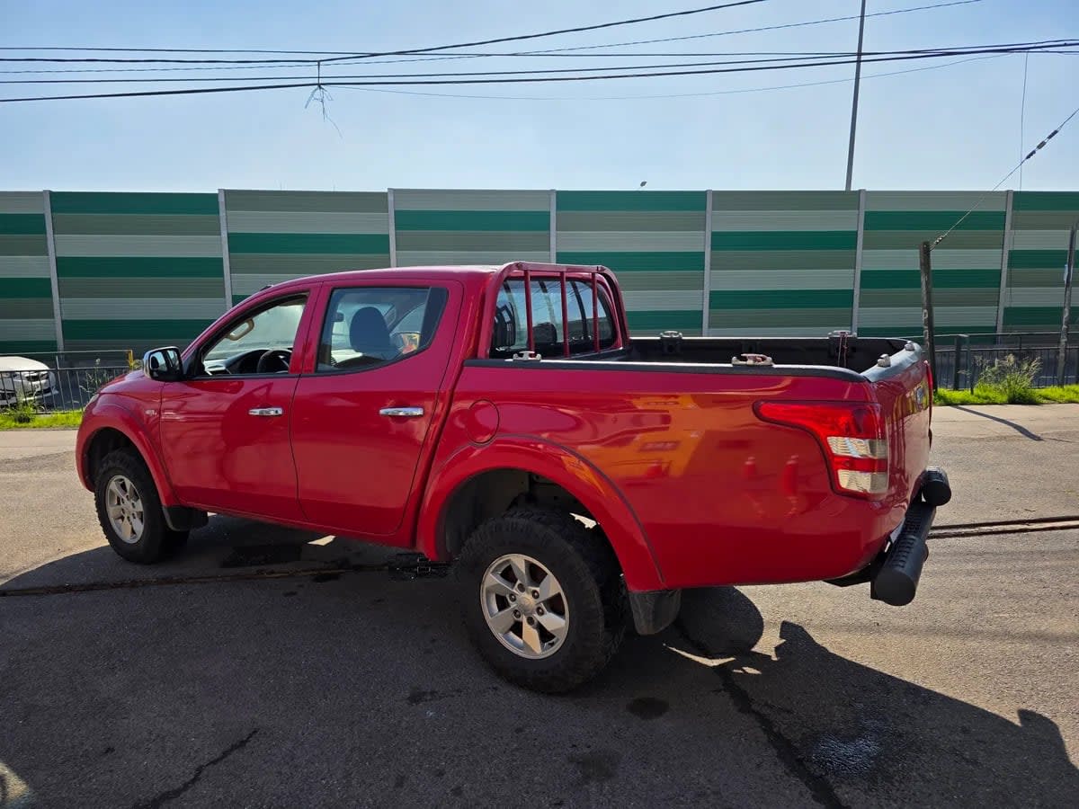 2019 Mitsubishi L200 KATANA Rojo - Miniatura 6