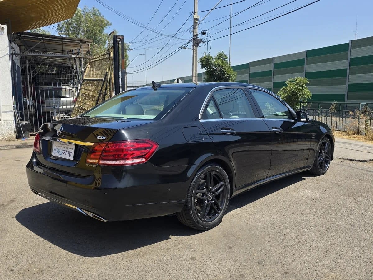 2015 Mercedes-Benz E220 CDI 2.1 Negro - Miniatura 6