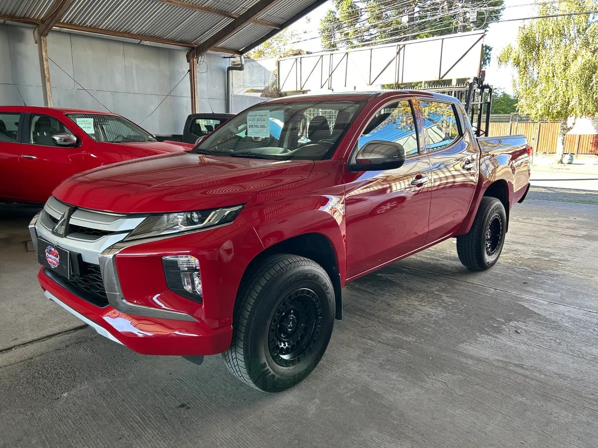 2023 Mitsubishi Katana 2.4 Rojo - Miniatura 4
