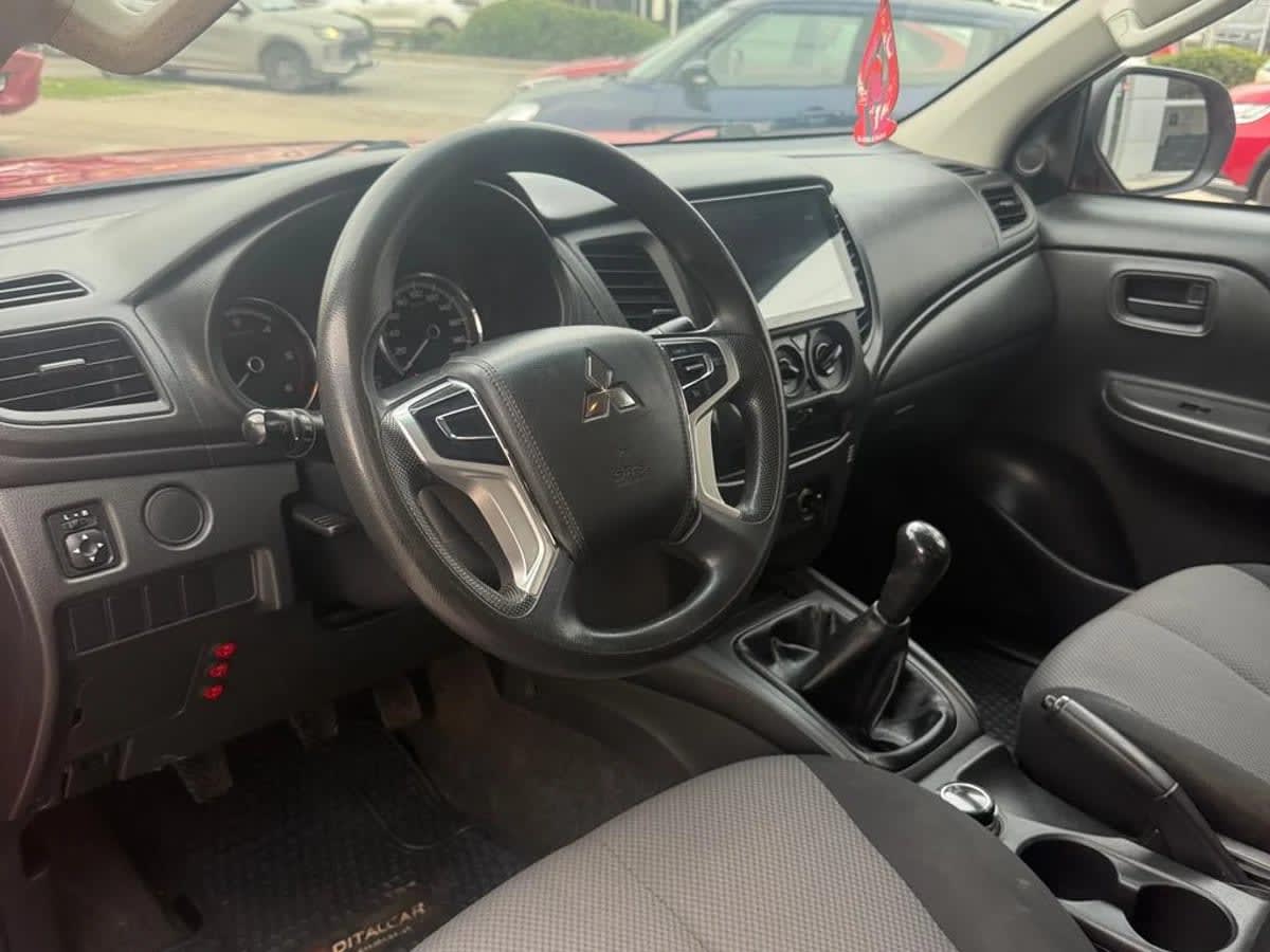 2023 Mitsubishi Katana 2.4 Rojo - Miniatura 7