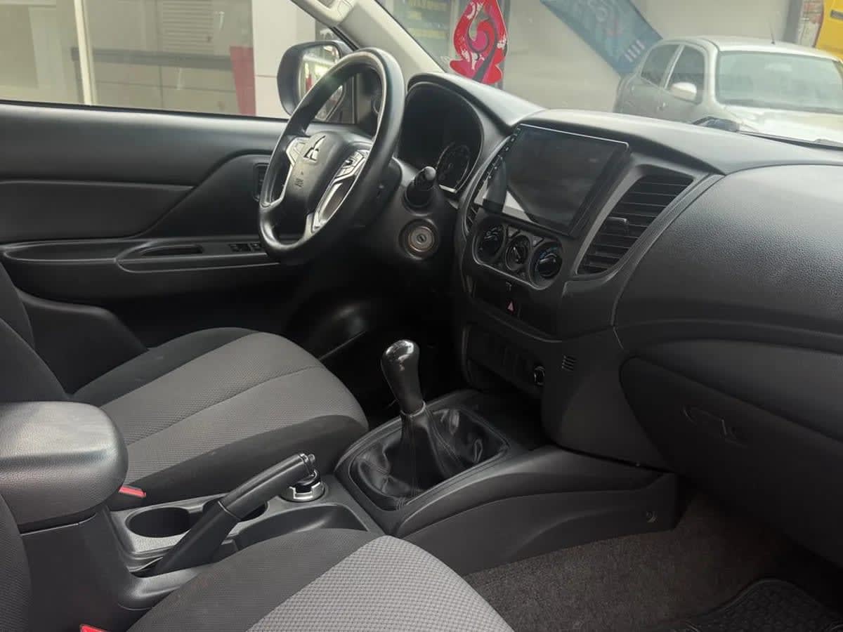 2023 Mitsubishi Katana 2.4 Rojo - Miniatura 9