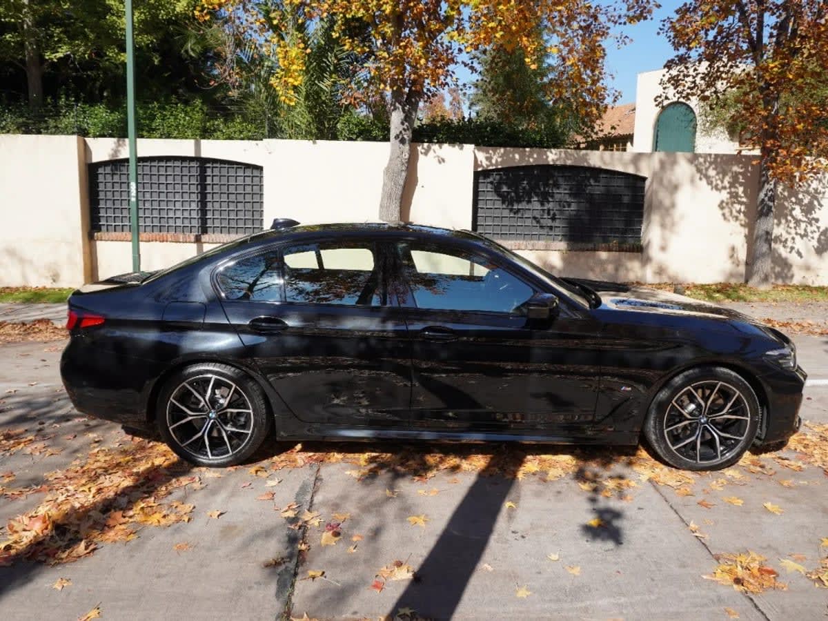 2024 BMW 530 M Negro - Miniatura 4