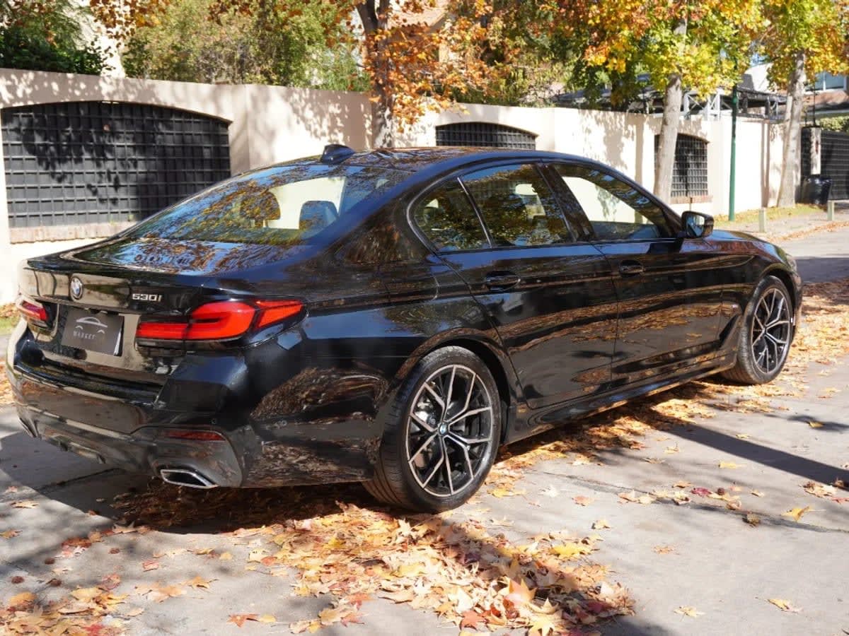 2024 BMW 530 M Negro - Miniatura 5
