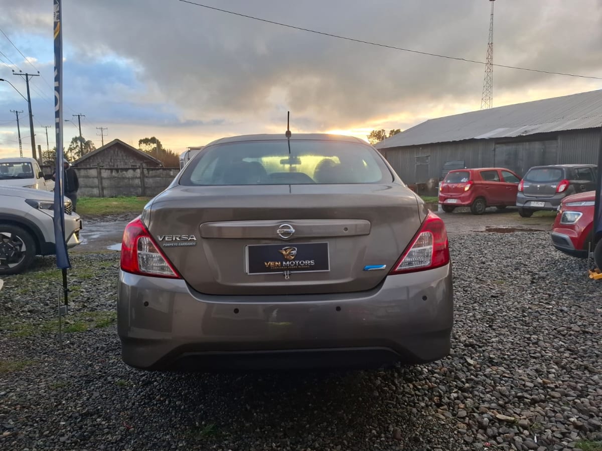 2015 Nissan Versa Café - Miniatura 7