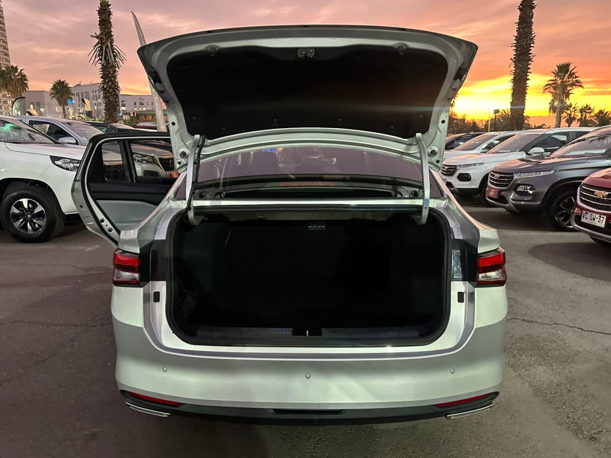 2024 Chevrolet Sail LTZ Plata - Miniatura 8